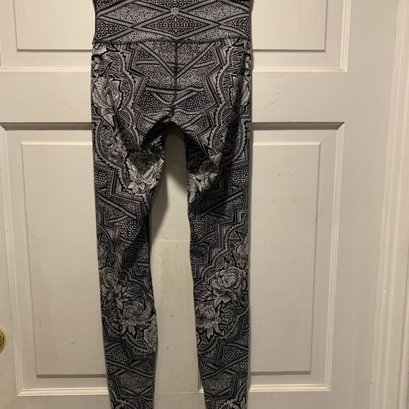 Lululemon~ NWOT!!~ Yoga Pants - Picture 5 of 16
